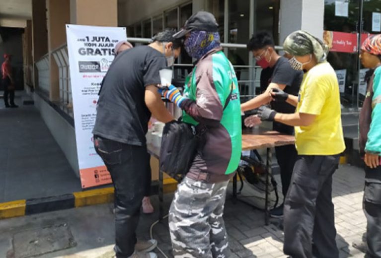 300 Cup Kopi dan Roti Untuk Driver Ojek Online