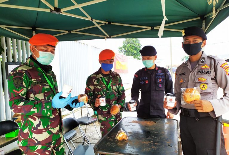 Para Petugas TNI Rela Meninggalkan Istri dan Anak  Demi Menjaga Wisma Atlet